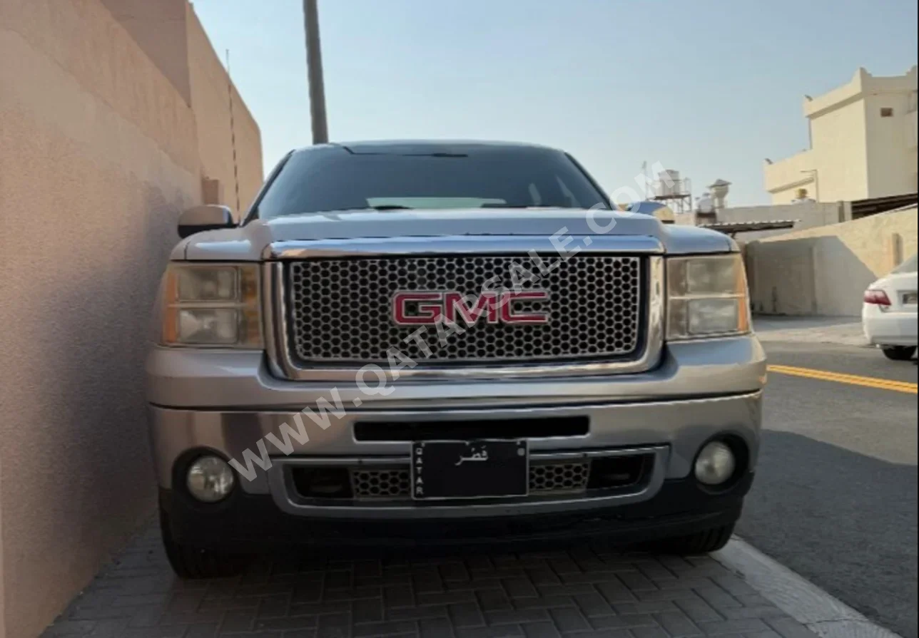 GMC Pickup 2013 Automatic 400,000 Km 8 Cylinder Four Wheel Drive (4WD) Pick Up Silver