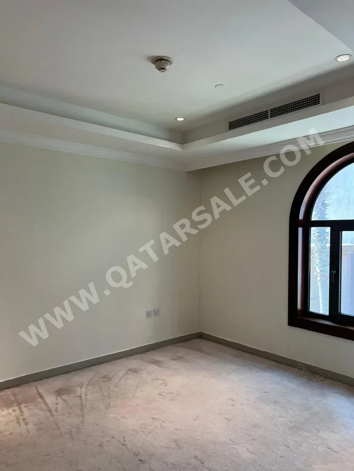 Townhouse  - Semi Furnished  - Doha  - The Pearl  - 4 Bedrooms