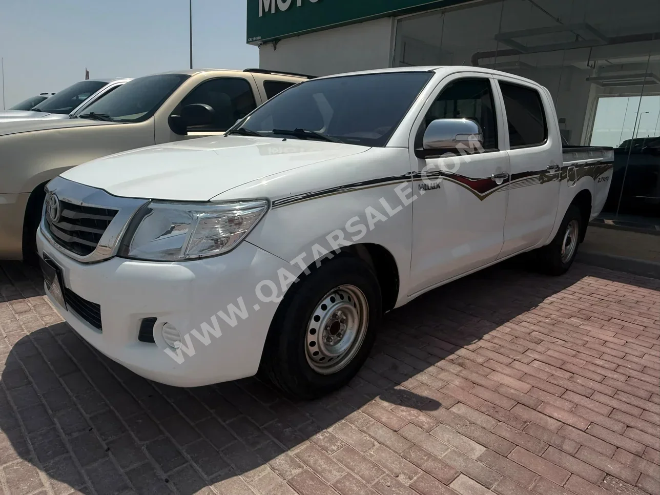 تويوتا  هاي لوكس  2015  عادي  375,000 كم  4 سلندر  دفع رباعي  بيكب  أبيض