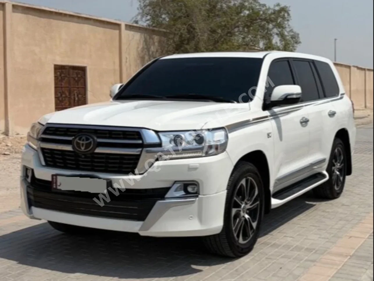Toyota  Land Cruiser  VXR  2021  Automatic  128,400 Km  8 Cylinder  Four Wheel Drive (4WD)  SUV  White  With Warranty