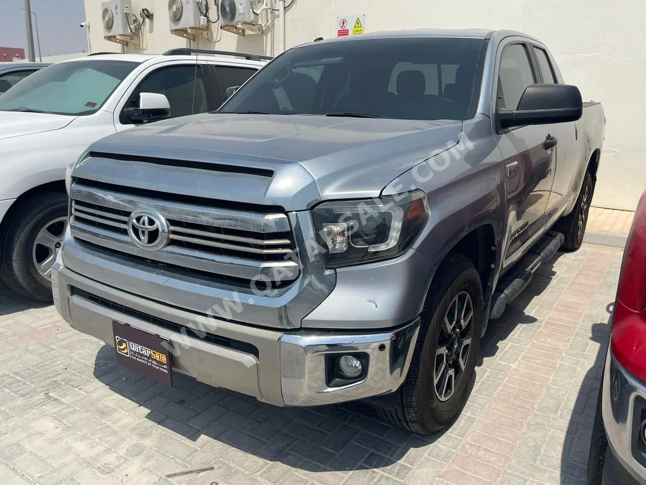 Toyota Tundra SR5 2014 Automatic 200,000 Km 8 Cylinder Four Wheel Drive (4WD) Pick Up Silver — image 1
