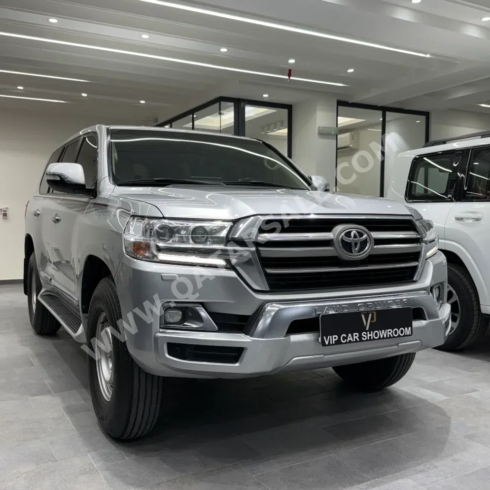 Toyota Land Cruiser GXR 2019 Automatic 213,000 Km 8 Cylinder Four Wheel Drive (4WD) SUV Silver — image 1