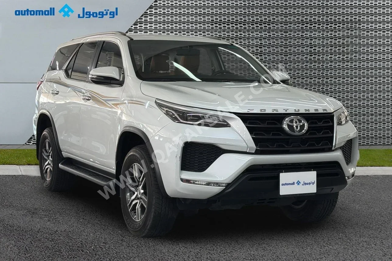 Toyota Fortuner 2023 Automatic 74,179 Km 4 Cylinder Four Wheel Drive (4WD) SUV White With Warranty — image 1