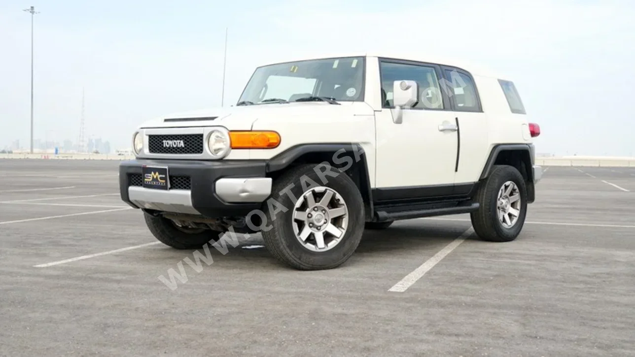 Toyota FJ Cruiser 2014 Automatic 214,000 Km 6 Cylinder Four Wheel Drive (4WD) SUV White — image 1