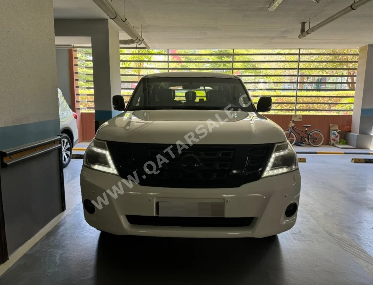 Nissan Patrol Titanium 2018 Automatic 180,000 Km 8 Cylinder Four Wheel Drive (4WD) SUV White — image 1