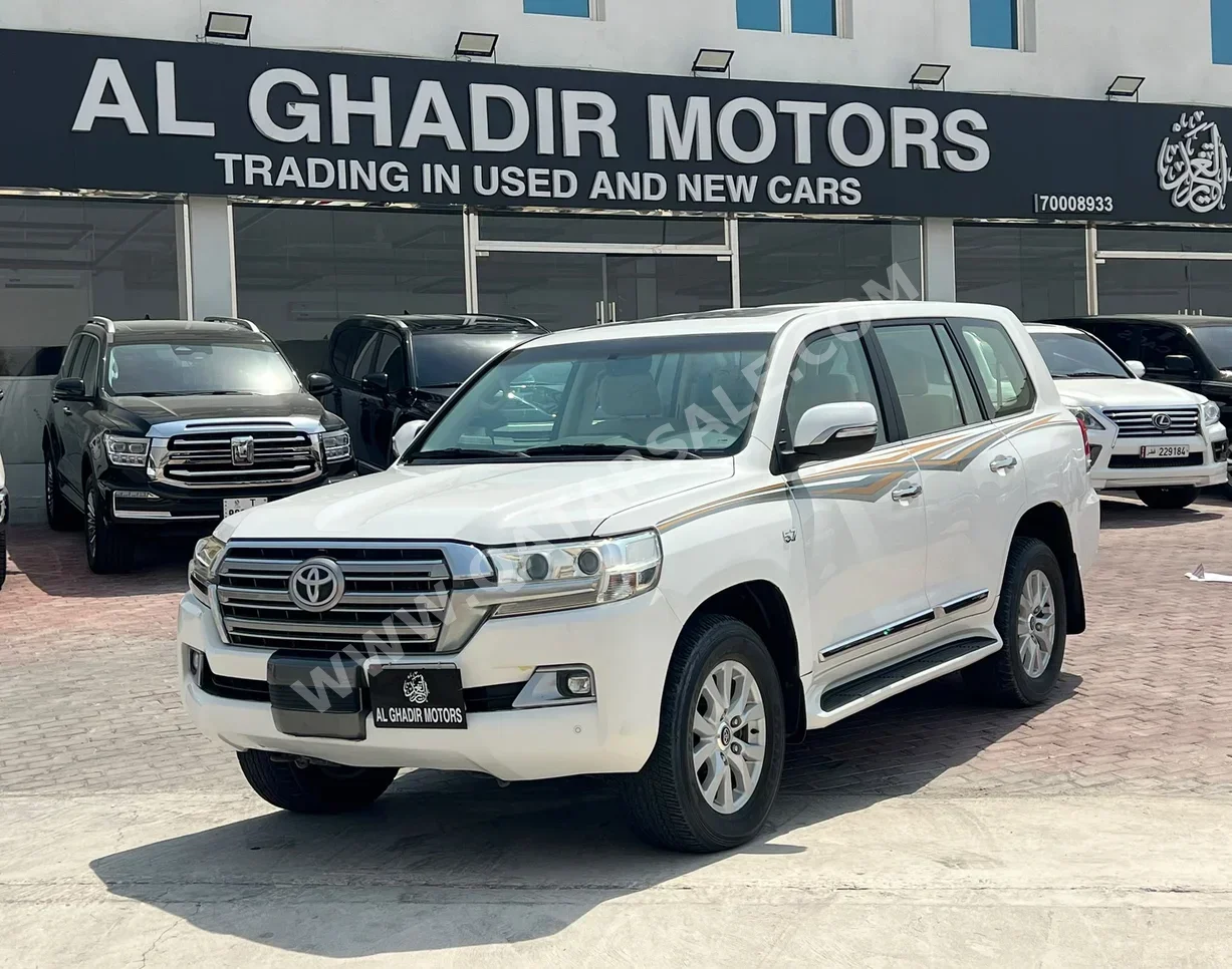 Toyota Land Cruiser VXR 2016 Automatic 225,000 Km 8 Cylinder Four Wheel Drive (4WD) SUV White — image 1