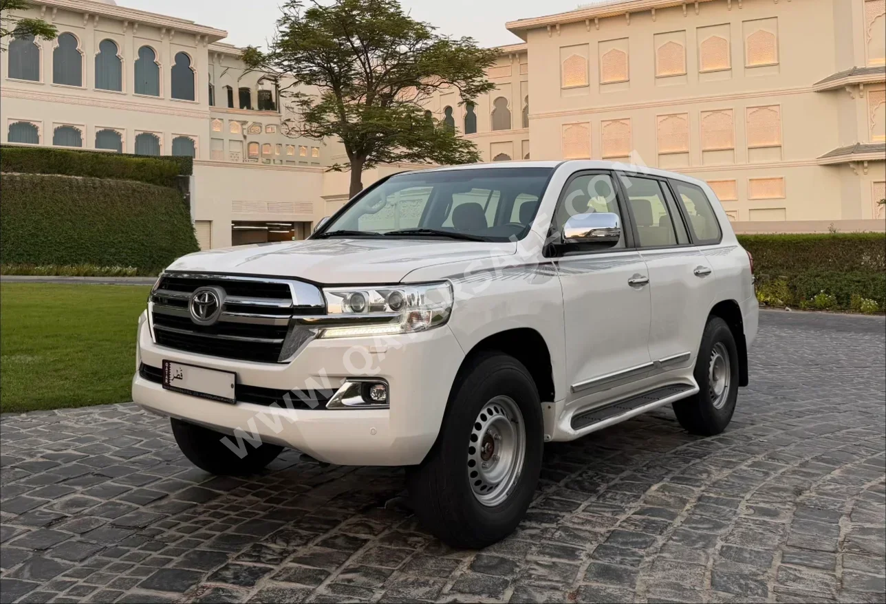 Toyota Land Cruiser GXR 2016 Automatic 250,000 Km 8 Cylinder Four Wheel Drive (4WD) SUV White — image 1