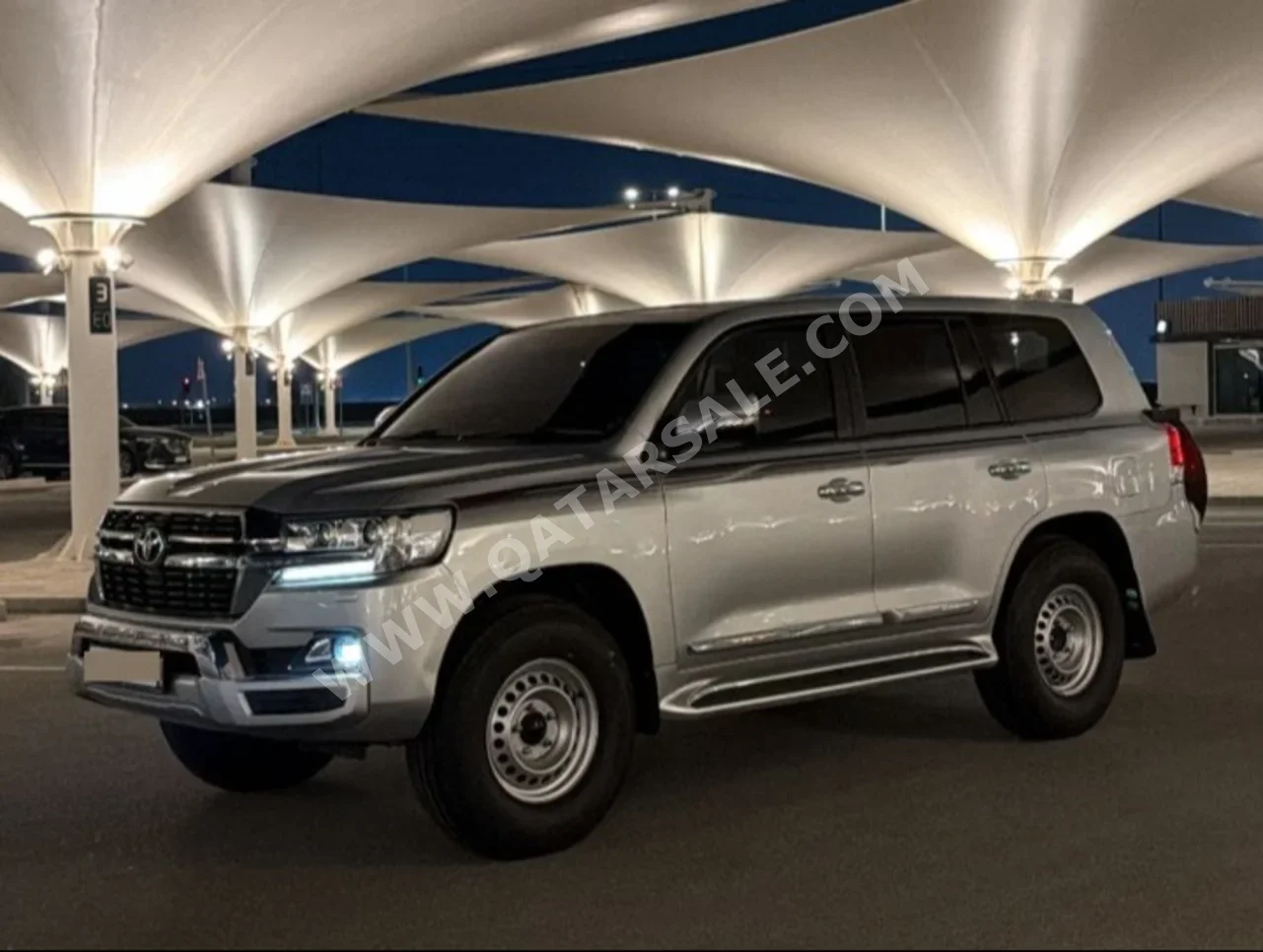 Toyota Land Cruiser GXR 2019 Automatic 237,000 Km 8 Cylinder Four Wheel Drive (4WD) SUV Silver — image 1