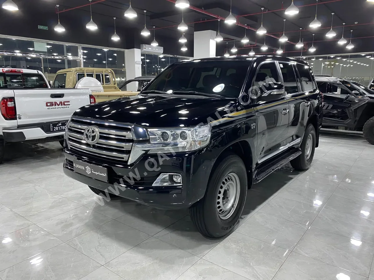 Toyota Land Cruiser VXR Black 2017 For Sale in Qatar