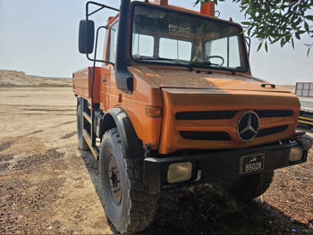 Truck Mercedes, Color Orange 2000 Four Wheel Drive (4WD)