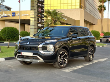 ميتسوبيشي أوتلاندر 4 سلندر SUV AWD لون أسود موديل 2025