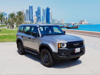 تويوتا برادو SUV 4x4 لون فضي موديل 2025