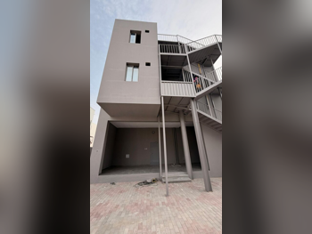 Warehouses & Stores, Al Wakrah, Wadi Aba Seleel, Area Size: 1000 Square Meter