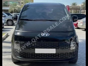 هيونداي  ستاريا  4 سلندر  فان  أسود  2023